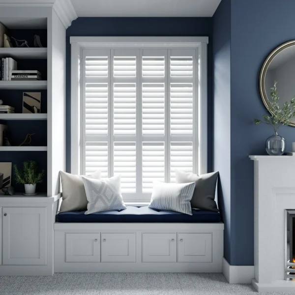 shutters blauwe muur